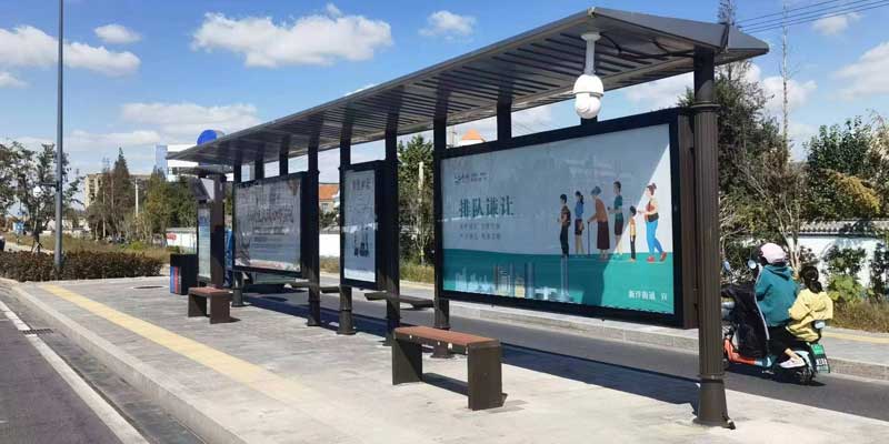 興恒候車亭廠家羅馬柱造型候車亭順利安裝完畢