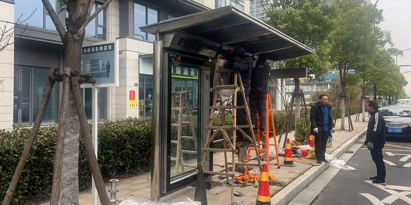 興恒不銹鋼候車亭安裝圓滿完成