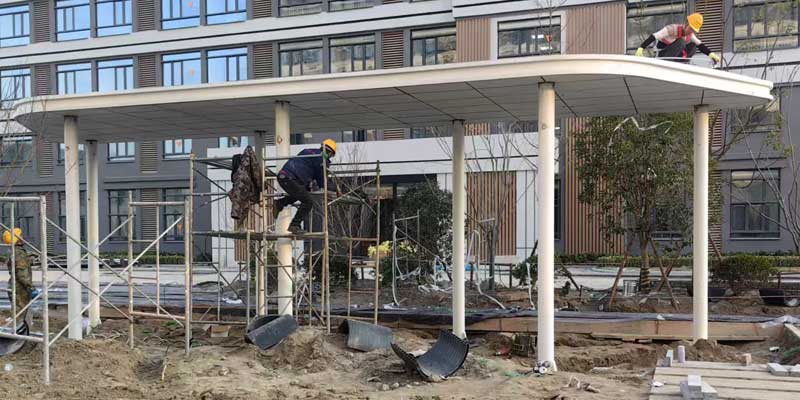 江蘇興恒候車亭廠家南通大學長廊項目圓滿安裝完畢